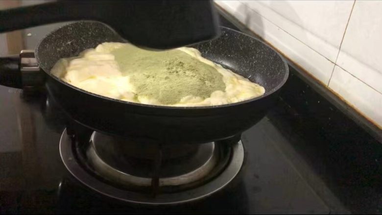 蔓越莓抹茶牛轧糖,棉花糖充分融化以后倒入拌有抹茶粉的奶粉,搅拌均匀,这时候可以关火了!