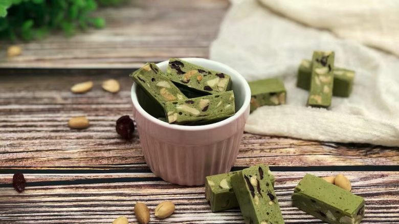 蔓越莓抹茶牛轧糖,包上糯米纸,包上喜欢的糖纸就可以了!
