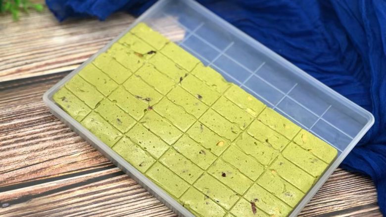 蔓越莓抹茶牛轧糖,冬天不用放冰箱,室温放1个小时左右就可以了!