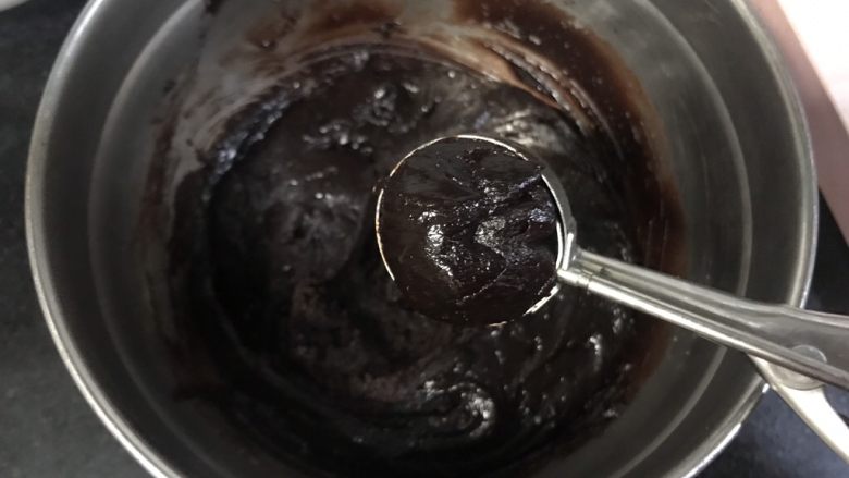 裂纹巧克力软饼干,冷冻好了以后,预热烤箱175度,用小勺取出冷冻好的材料,弄成球。