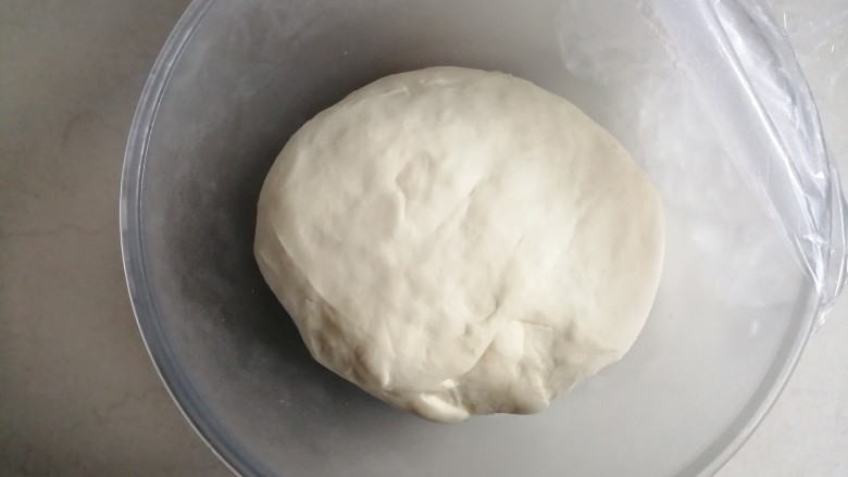 中种醇奶面包卷,和好的面团放入冰箱,冷藏12个小时,面团发酵有两至3倍大