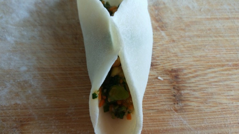 新文美食 花样四角蒸饺,先把中间捏紧。