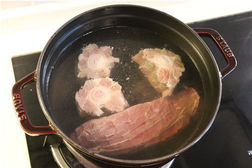 法式牛肉暖锅,将牛腱子、牛尾冷水入锅,烧沸,洗净。