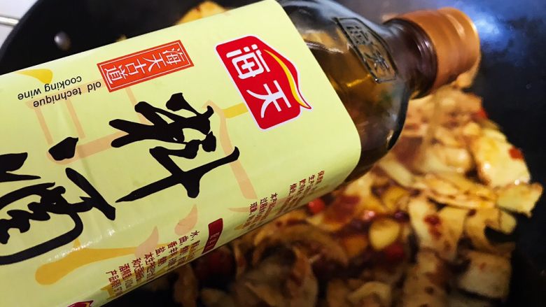 下酒神器:麻辣牛板筋,倒入料酒(没有或者不喜欢料酒的可以换成高度白酒或者啤酒)