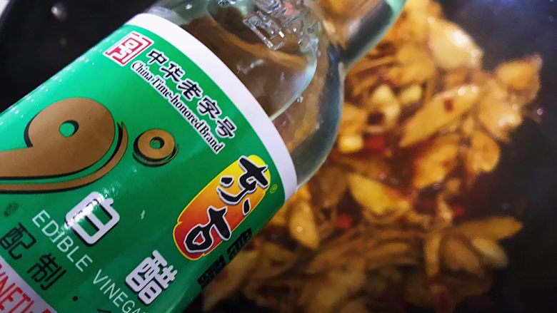 下酒神器:麻辣牛板筋,加几滴白醋(加白醋是为了使板筋更容易煮烂 也可以放适量食用小苏打)