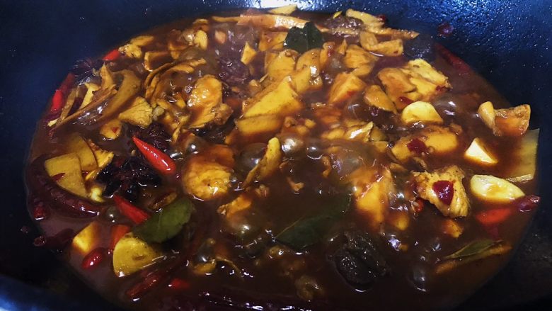 下酒神器:麻辣牛板筋,大火煮开转中小火炖煮40分钟 (中途记得揭盖子翻炒一会儿 以免糊锅烧焦)
