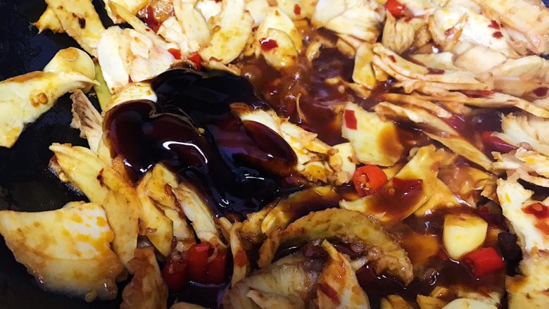 下酒神器:麻辣牛板筋,适量蚝油(一般煮菜我都用蚝油代替了食盐 鸡精 和生抽 )