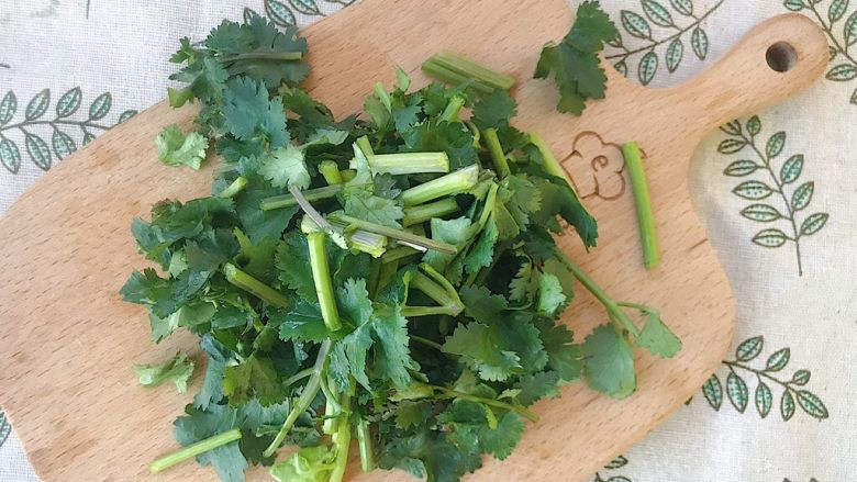 下酒神器：麻辣牛板筋,香菜切末