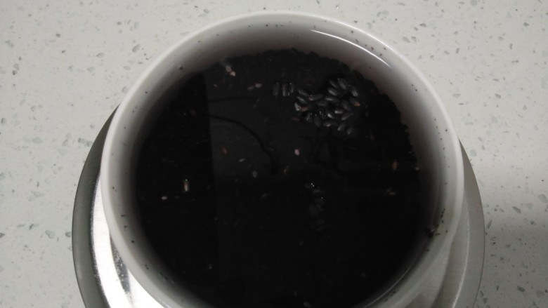 黑米花生红枣粥,加入清水淘洗干净，泡3个小时。