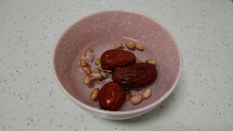 黑米花生红枣粥,<a style='color:red;display:inline-block;' href='/shicai/ 664'>花生</a>、<a style='color:red;display:inline-block;' href='/shicai/ 2470'>红枣</a>洗净。