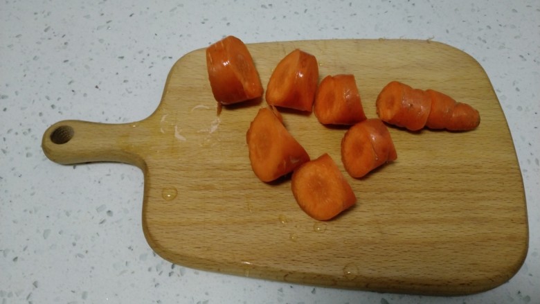 黑米花生红枣粥,<a style='color:red;display:inline-block;' href='/shicai/ 25'>胡萝卜</a>切滚刀状。