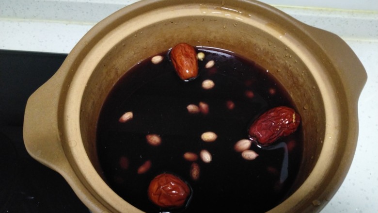 黑米花生红枣粥,所有材料放入锅中。