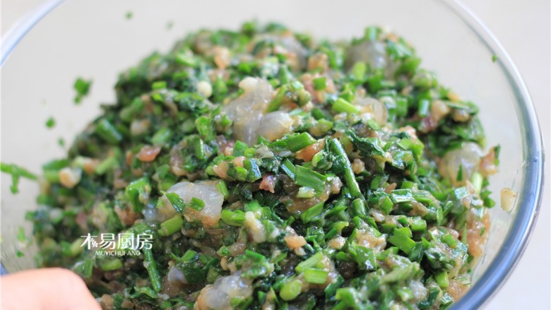 三鲜饺子,烧一些热油,放凉后倒入盆中,再撒入适量食盐和鸡粉,搅拌均匀,即可。