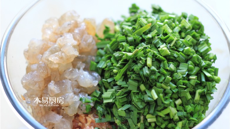 三鲜饺子,将腌好的肉馅,韭菜,虾仁粒都放在一个搅拌盆里。