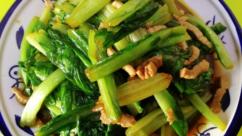肉炒油麦菜,关火盛出装盘。肉质嫩香,油麦菜清香脆嫩,即营养又健康,简单易上手,无需过多佐料。