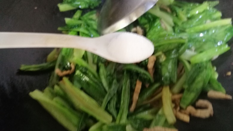 肉炒油麦菜,再放入一小勺盐，轻炒几下，炒匀即可。