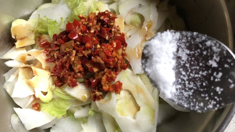 凉拌儿菜片片儿,放一点糖提鲜,加少许盐