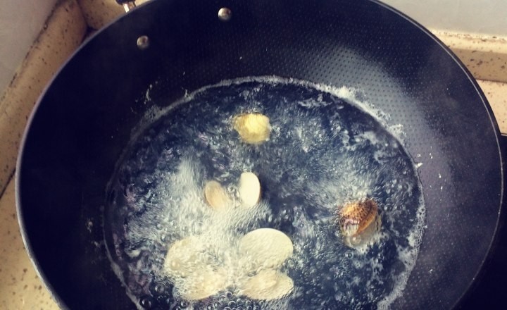 青蛾蒸蛋,锅中热水烧开加一勺料酒,然后将隔夜吐沙干净的青蛾用刷子洗净后放入锅中,待青蛾开口后捞出冷却