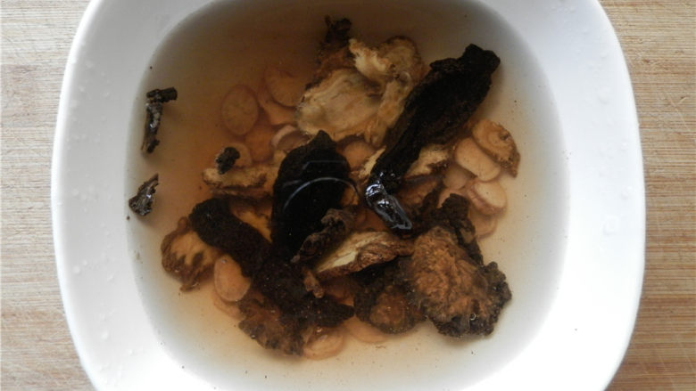 妇科圣方《四物汤》,药材放1碗<a style='color:red;display:inline-block;' href='/shicai/ 156925'>水</a>,泡半小时以上