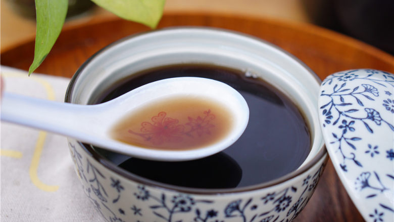 妇科圣方《四物汤》,将药汁分成两份,早、晚各服一次,饮用前可加至温热,适当放些蜂蜜调味。