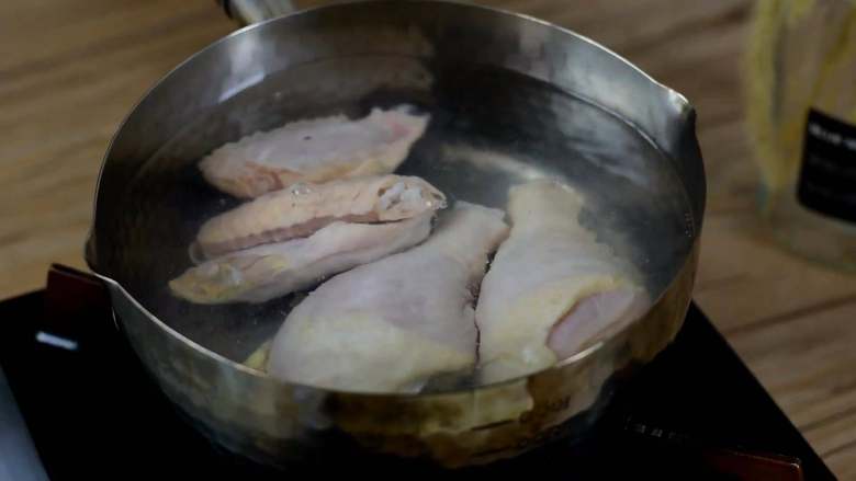 卤三鸡,鸡腿、鸡翅、鸡蛋一次搞定,锅中水烧开,下鸡翅和鸡腿焯水,大火烧开后,再煮3分钟。