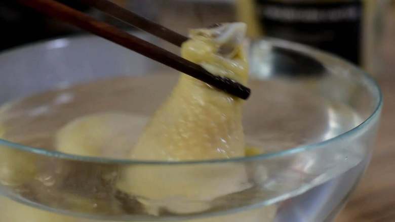 卤三鸡,鸡腿、鸡翅、鸡蛋一次搞定,焯完水的鸡腿和鸡翅投入冷水中浸泡备用。