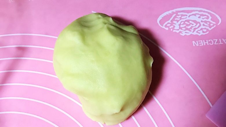 传统中式点心蛋黄酥,然后把油酥的中筋面粉和黄油混合,揉成面均匀面团即可