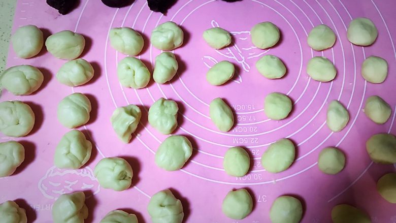 传统中式点心蛋黄酥,滚完豆沙馅了料后,把水油皮和油酥同样方法分开各20份,滚圆备用,盖鲜纸盖再好醒一会儿面团,再用一块湿的透气纱巾盖好防冬天容易干硬。