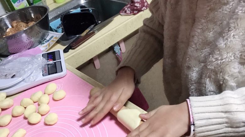 传统中式点心蛋黄酥,将水油皮和油酥滚圆后,把水油皮用擀面杖压扁,女儿亲自上阵,女儿八岁,也能制作。