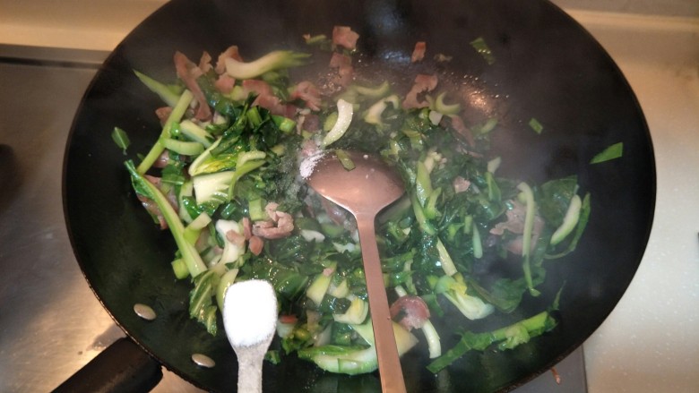 猪油腊肠菜饭,再放两勺盐。