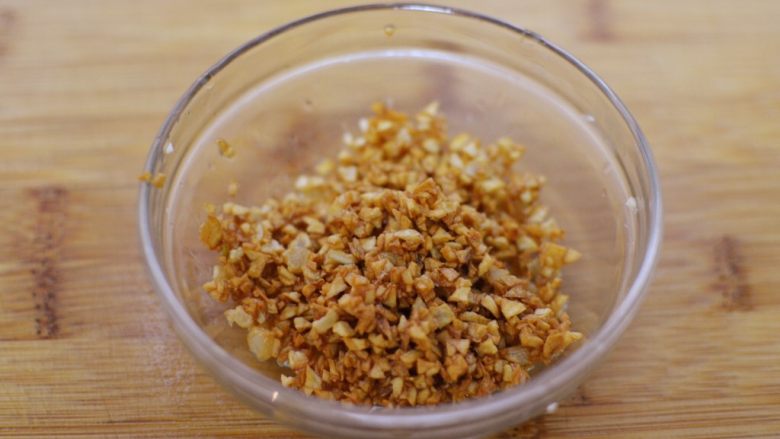 金牌蒜香排骨,炸至金黄,盛出备用。