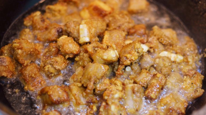 金牌蒜香排骨,炸过蒜的油再次烧热,油温200°C中火,放入排骨。