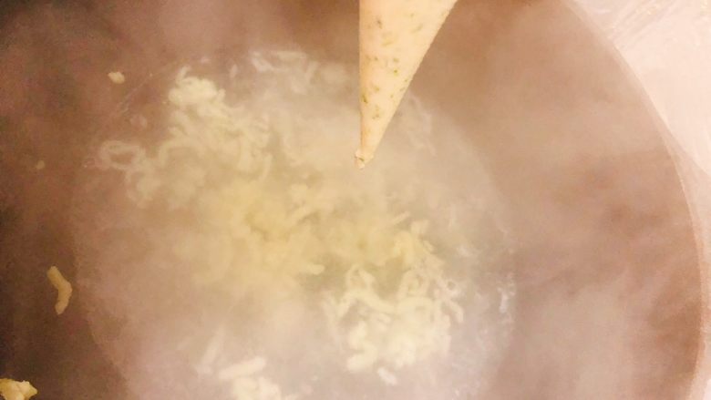 雪梨鸡胸肉粒粒面汤,锅内水烧热后,把裱花袋剪个小口慢慢挤入锅中!