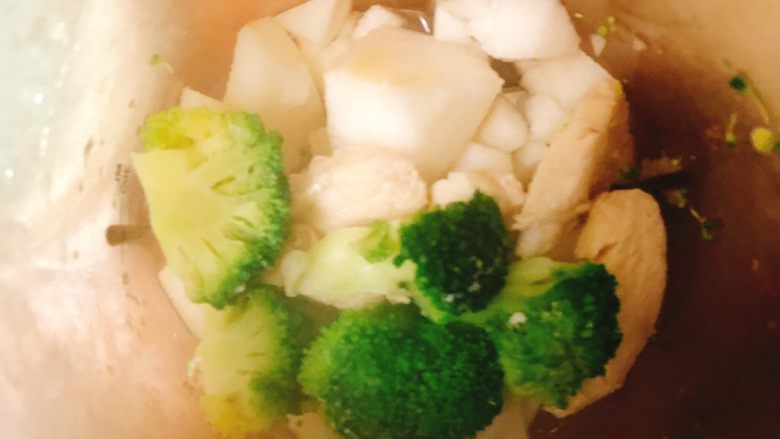 雪梨鸡胸肉粒粒面汤,把雪梨和焯水后的西兰花一起放入辅食机搅拌均匀!