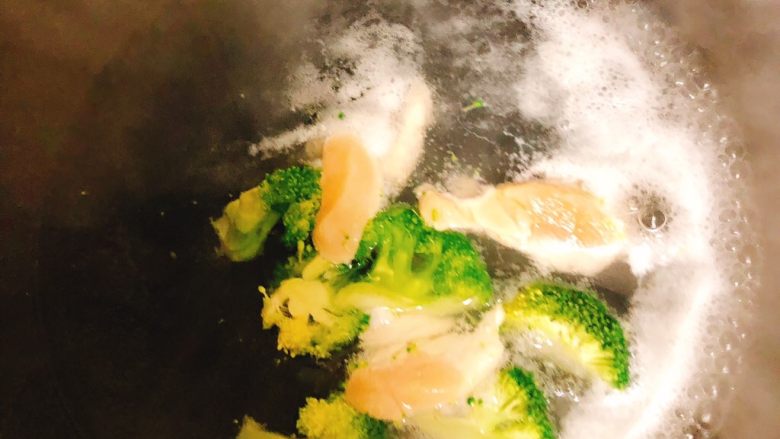 雪梨鸡胸肉粒粒面汤,鸡胸肉和西兰花一起下锅焯水去浮末后捞出!