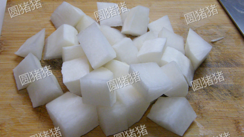 萝卜焖牛腩——冬季的萝卜赛人参,将<a style='color:red;display:inline-block;' href='/shicai/ 26'>白萝卜</a>去皮,切成和牛腩等大的块状。