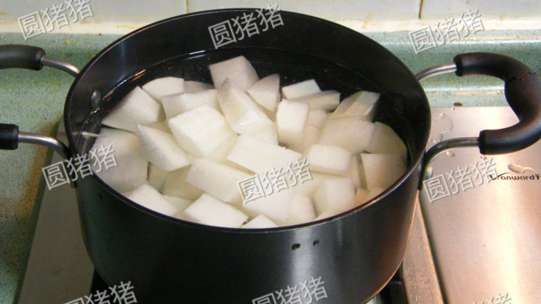 萝卜焖牛腩——冬季的萝卜赛人参,取一汤锅注满清水或鸡汤,如用清水加入1小匙鸡精代替。用大火煮开后转中火煮约8分钟,捞起备用。