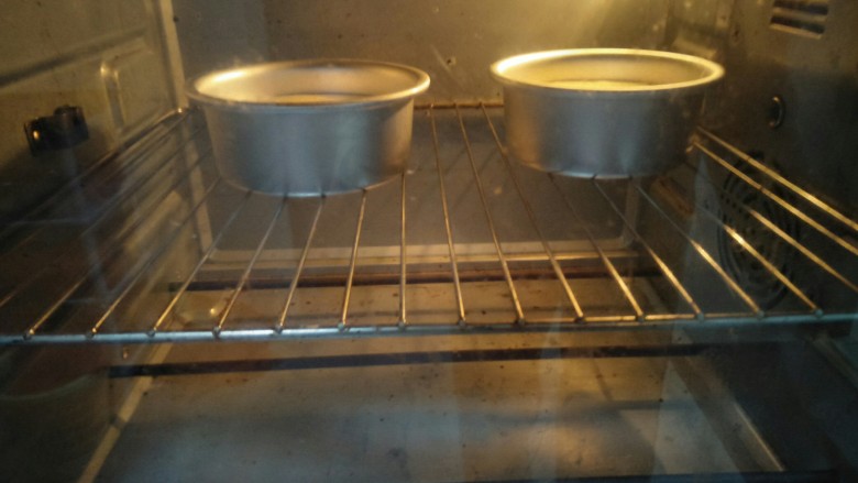 香橙蛋糕,放入预热好的140度烤箱烤35分钟,烤箱温度根据自家的调节。