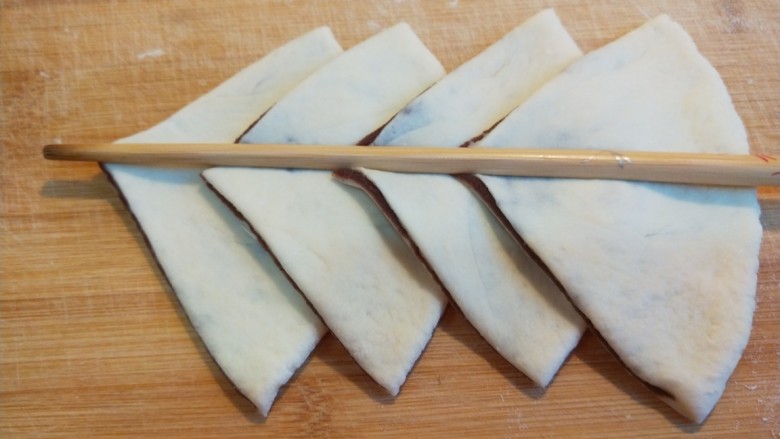 新文美食 玫瑰细沙花样面点,最后如图所示摆放好,中间用筷子压一下,在卷成卷切开。