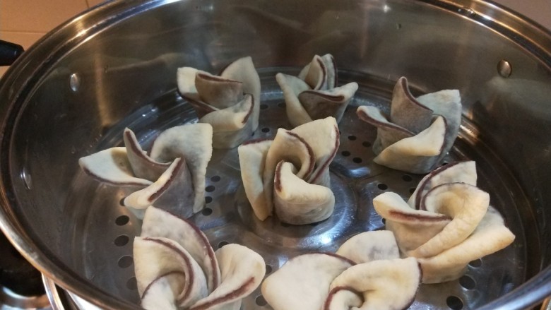 新文美食 玫瑰细沙花样面点,放入蒸锅,放15分钟后打开火烧开。蒸15分钟即可关火。