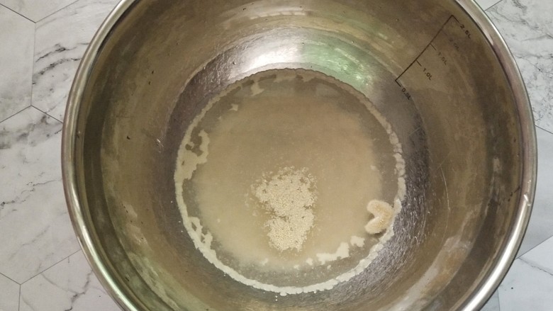 红豆卷,温水酵母一起放入碗中,让它自然化开