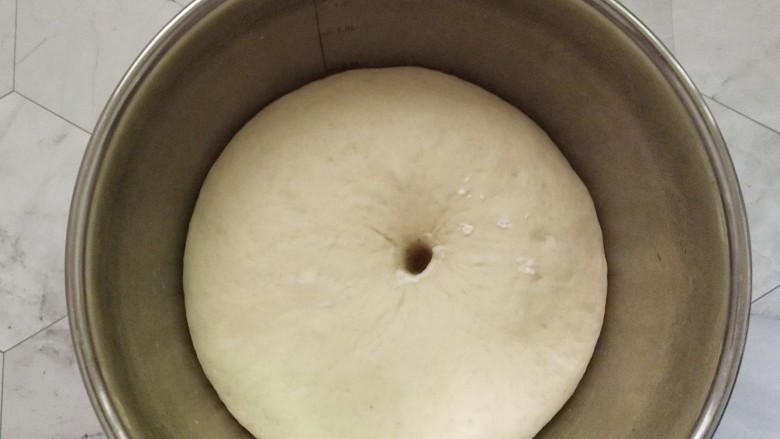 红豆卷,发酵至两倍大,用手指戳个小孔不会回缩