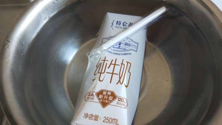 新文美食 玫瑰细沙花样面点,盒装<a style='color:red;display:inline-block;' href='/shicai/ 219'>牛奶</a>用开水加热。