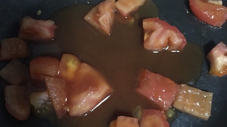 茄汁土豆片,3️⃣ 番茄切丁,热锅加入番茄翻炒,煮至微微出水,加入用半碗水兑开的<a style='color:red;display:inline-block;' href='/shicai/ 726'>番茄汁</a>继续煮。