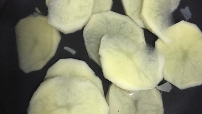 茄汁土豆片,2️⃣ 土豆洗净,切片,蒸至8成熟。