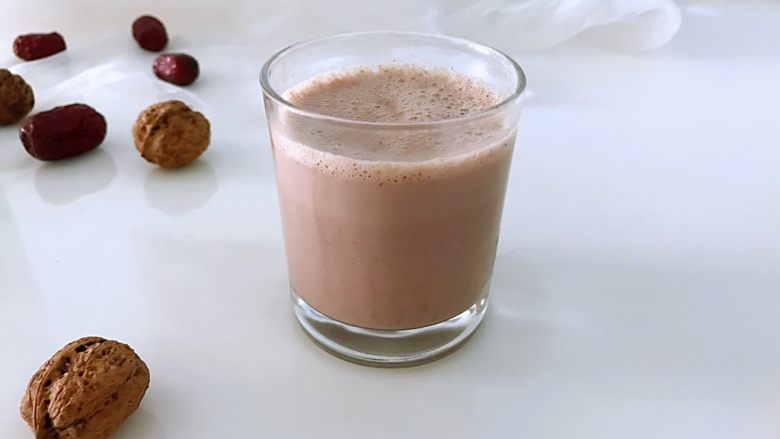 黑豆豆浆,也可以一次性多打些,装在杯子中,上班的时候喝或都带给同事分享。