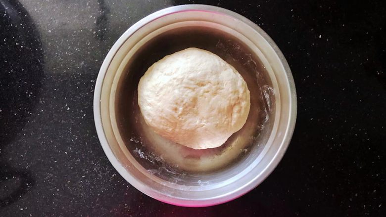 齿颊留香的腊汁肉白吉馍,把面粉、干酵母、盐倒入盆中搅拌均匀后分次加入清水揉成团,然后揉入玉米油,盖上干净的湿毛巾室温下发酵。