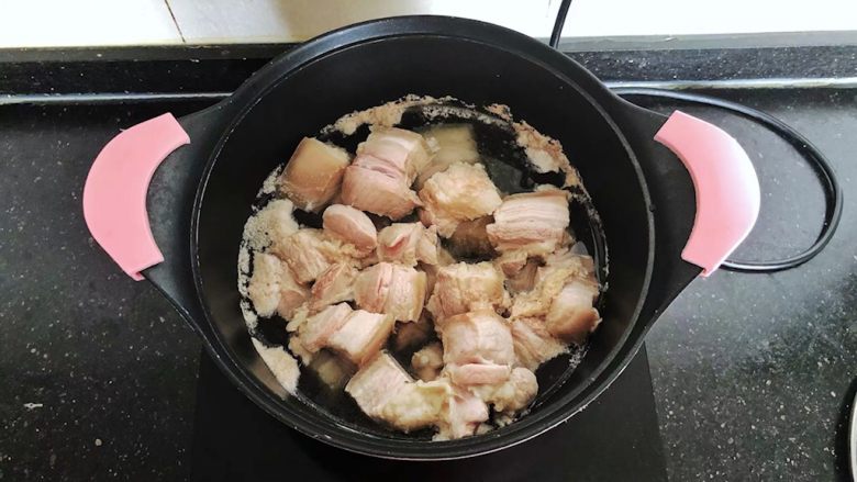 齿颊留香的腊汁肉白吉馍,凉水入锅,倒入少许料酒,大火烧开煮出血沫。