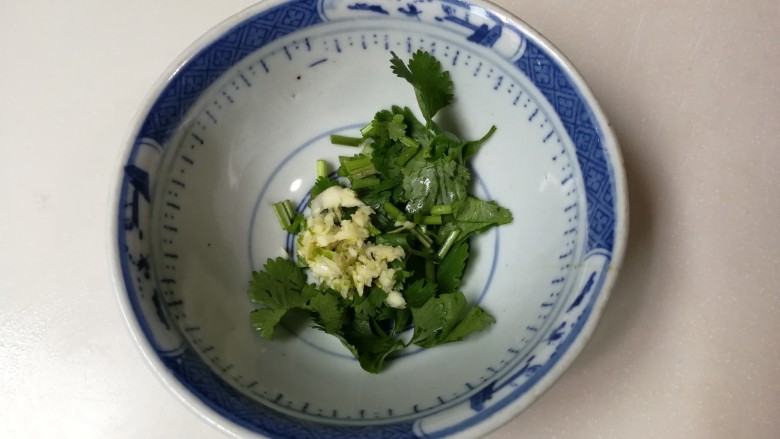 香菜皮冻,取小碗放入香菜,蒜泥