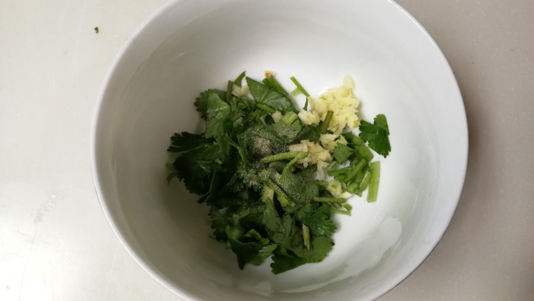 白嫩皮冻,碗中放入蒜泥,香菜,少许白胡椒粉